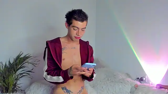 Snapshot of Henophiid chatting on 01-12-26, 04:30 Henophiid online show from 01-12-26, 04:30