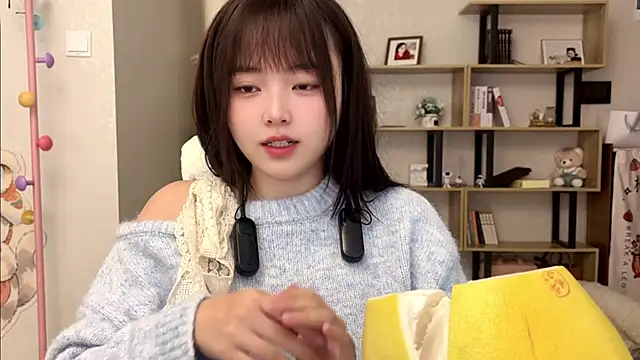 Snapshot of Chenjing0 chatting on 10-23-25, 02:54 Chenjing0 online show from 10-23-25, 02:54