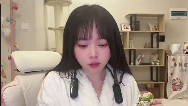 Chenjing0 online show from 12-17-25, 12:43