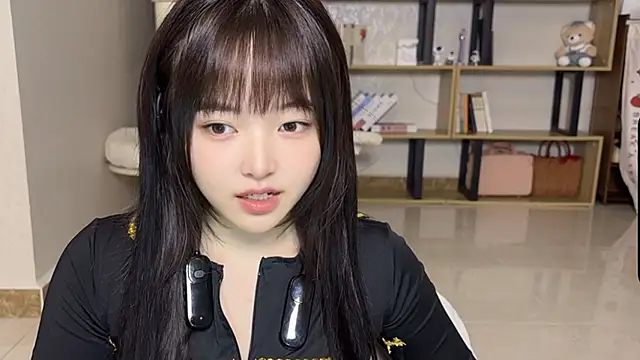 Snapshot of Chenjing0 chatting on 10-08-25, 02:35 Chenjing0 online show from 10-08-25, 02:35
