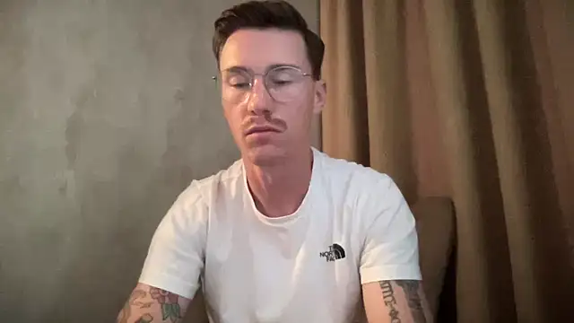 Snapshot of long_1313 chatting on 10-19-25, 11:02 long 1313 online show from 10-19-25, 11:02