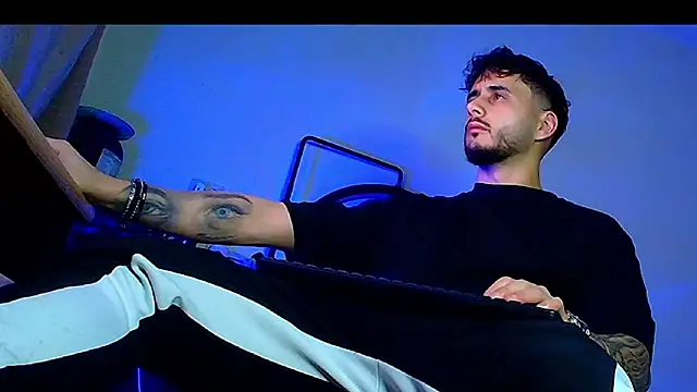 Snapshot of XanderCage99 chatting on 02-11-26, 02:33 XanderCage99 online show from 02-11-26, 02:33