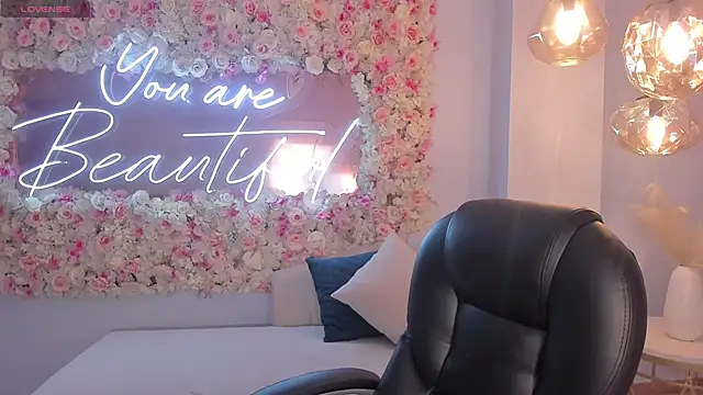 NiaSalvatore online show from 09-10-25, 06:18