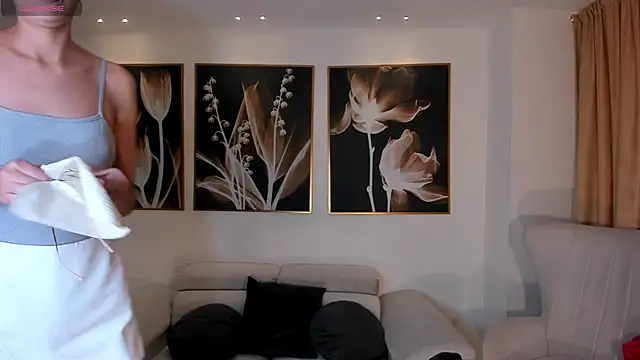 NiaSalvatore online show from 10-18-25, 06:43