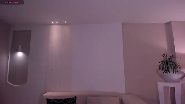 NiaSalvatore online show from 12-22-25, 08:42