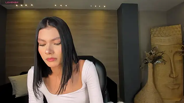 NiaSalvatore online show from 09-18-25, 11:24