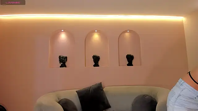 NiaSalvatore online show from 10-30-25, 06:27