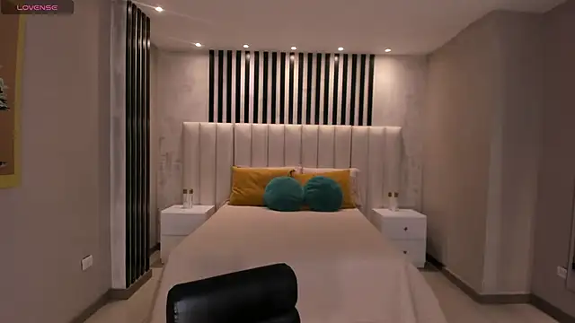 NiaSalvatore online show from 10-04-25, 05:58