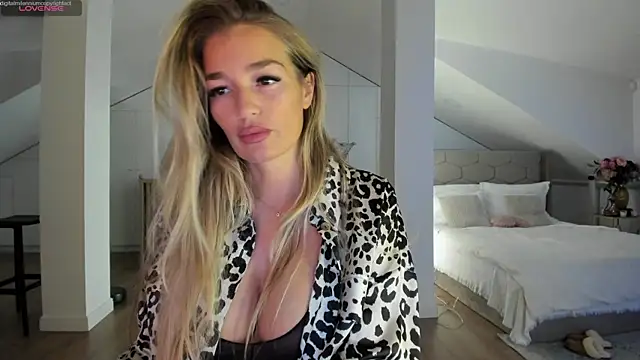 Yourhotqueeen online show from 11-17-25, 10:58