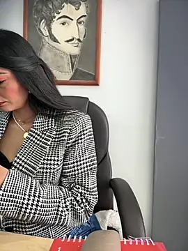 BELLA--26 online show from 11-18-25, 02:31