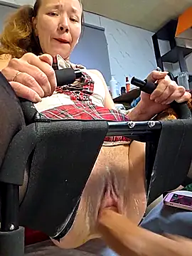 Snapshot of zasmin3 chatting on 10-28-25, 12:00 zasmin3 online show from 10-28-25, 12:00