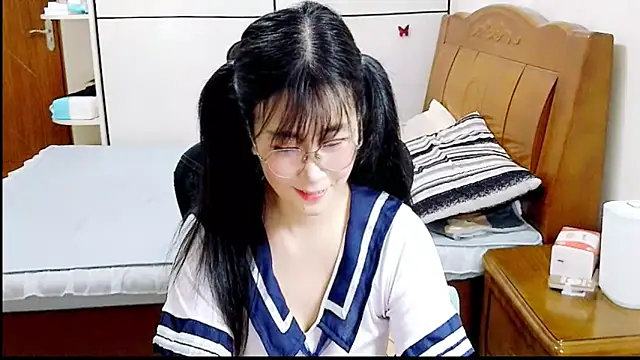 Snapshot of Strawberry_baby chatting on 10-14-25, 04:35 Strawberry baby online show from 10-14-25, 04:35