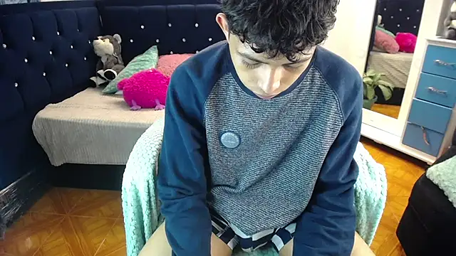 twinkmilk  online show from 03-18-25, 09:21