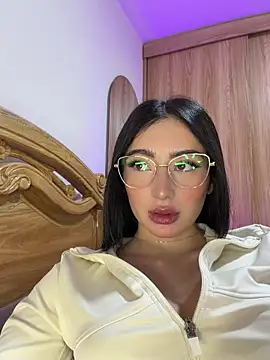 Maddy Jones online show from 04-17-26, 03:31