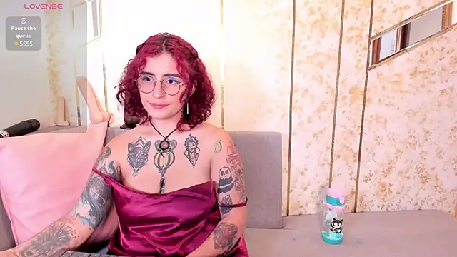 Snapshot of catalehia_moonlight chatting on 03-11-25, 04:51 catalehia moonlight online show from 03-11-25, 04:51