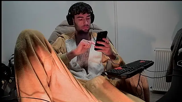 Snapshot of onesieboyx chatting on 01-10-25, 12:26 onesieboyx online show from 01-10-25, 12:26