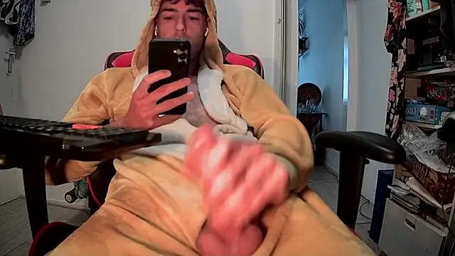 Snapshot of onesieboyx chatting on 10-14-25, 02:17 onesieboyx online show from 10-14-25, 02:17