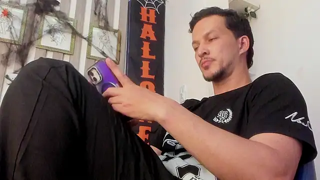 Snapshot of Oliverssmith chatting on 10-30-25, 11:45 Oliverssmith online show from 10-30-25, 11:45