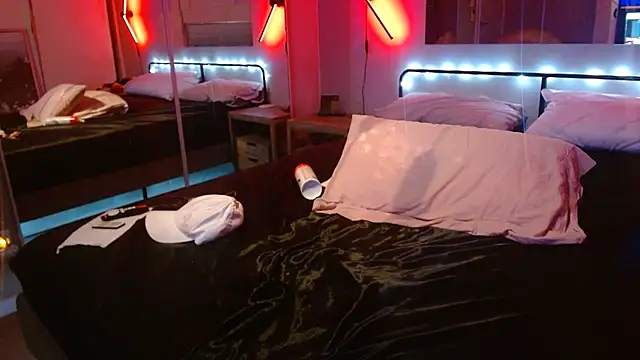 Snapshot of FoxxMiky7447 chatting on 06-12-26, 08:45 FoxxMiky7447 online show from 06-12-26, 08:45