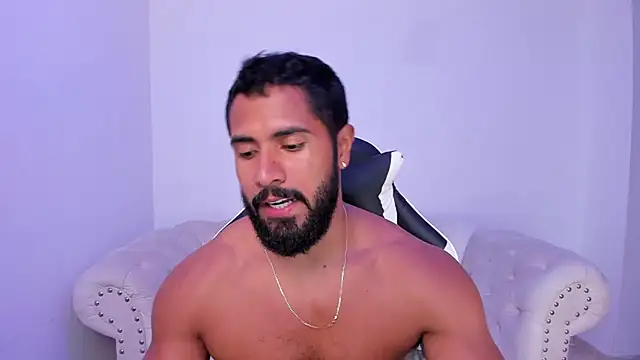 Snapshot of Santiago_huntt chatting on 10-17-25, 10:44 Santiago huntt online show from 10-17-25, 10:44
