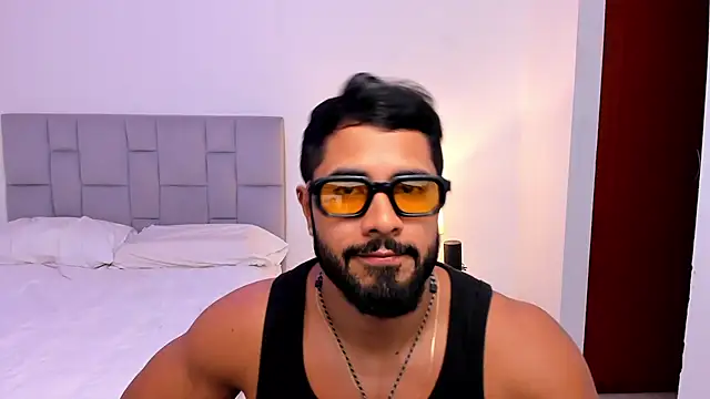 Santiago huntt online show from 04-17-26, 09:06