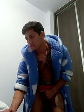 Snapshot of Mikeherz777 chatting on 02-25-25, 04:35 Mikeherz777 online show from 02-25-25, 04:35