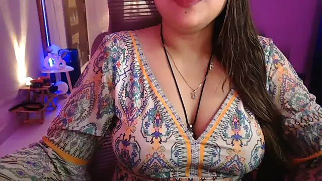 Snapshot of Mitikaa chatting on 05-08-26, 01:37 Mitikaa online show from 05-08-26, 01:37
