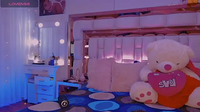 Snapshot of Aliana_Ross chatting on 11-14-25, 07:34 Aliana Ross online show from 11-14-25, 07:34