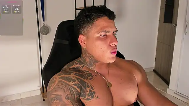 Snapshot of Maximoscott chatting on 09-15-25, 11:38 Maximoscott online show from 09-15-25, 11:38