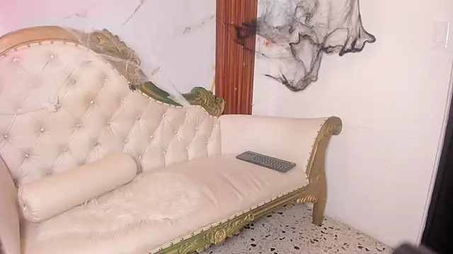 Charlot Vega  online show from 10-31-25, 10:56