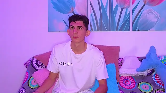 Snapshot of Ana_and_Leo chatting on 12-21-25, 02:30 Ana and Leo online show from 12-21-25, 02:30