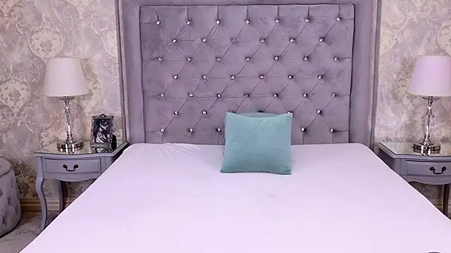 LexiRiley online show from 10-28-25, 06:23