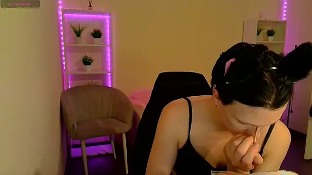 Snapshot of DianaRadrigo chatting on 01-22-25, 12:17 DianaRadrigo online show from 01-22-25, 12:17