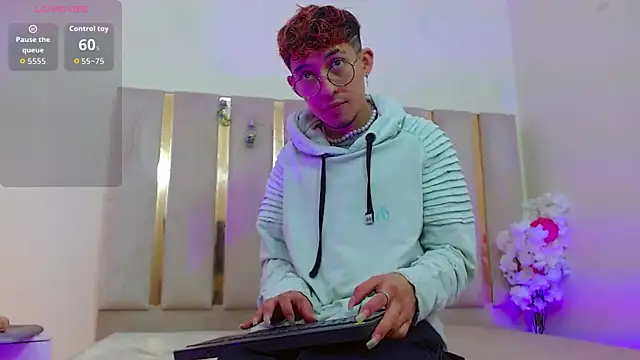 Axel tay online show from 10-24-25, 03:27