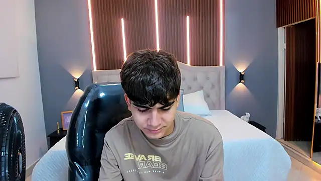 Snapshot of Tommy18__ chatting on 09-16-25, 03:29 Tommy18 online show from 09-16-25, 03:29