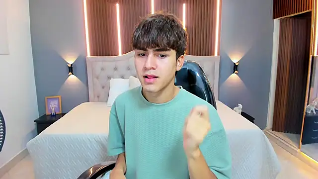 Snapshot of Tommy18__ chatting on 10-01-25, 03:22 Tommy18 online show from 10-01-25, 03:22