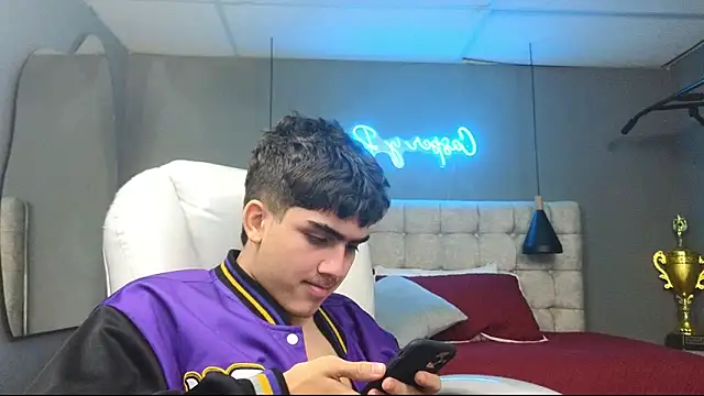 Snapshot of Tommy18__ chatting on 02-27-25, 10:22 Tommy18 online show from 02-27-25, 10:22