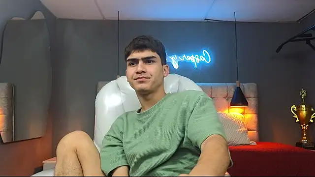 Snapshot of Tommy18__ chatting on 02-25-25, 05:41 Tommy18 online show from 02-25-25, 05:41