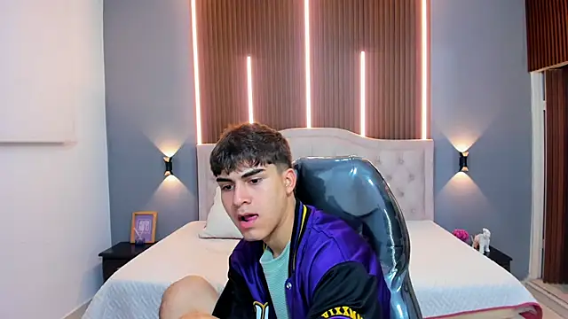 Tommy18   online show from 10-30-25, 03:38