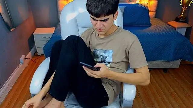 Snapshot of Tommy18__ chatting on 03-18-25, 10:50 Tommy18 online show from 03-18-25, 10:50