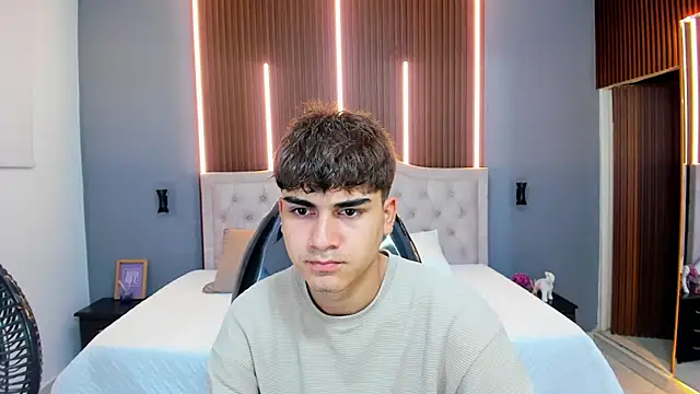 Tommy18   online show from 10-31-25, 03:36