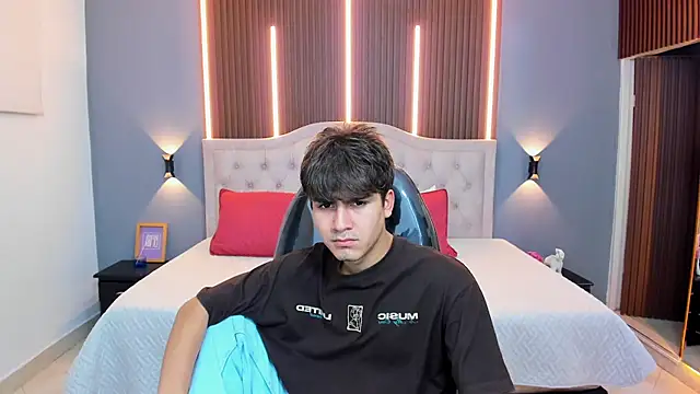 Tommy18   online show from 12-14-25, 03:24