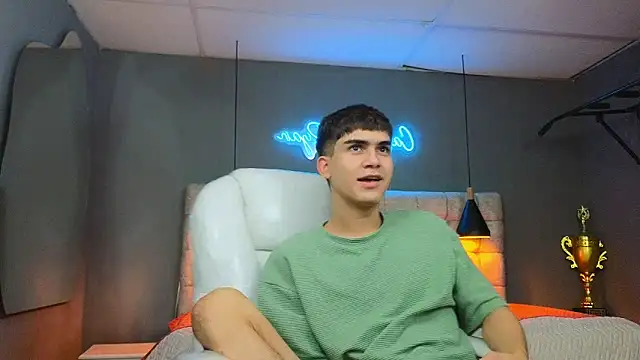 Snapshot of Tommy18__ chatting on 02-19-25, 06:33 Tommy18 online show from 02-19-25, 06:33
