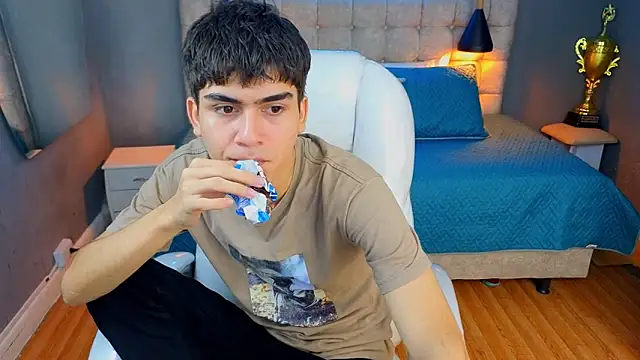 Snapshot of Tommy18__ chatting on 03-18-25, 04:40 Tommy18 online show from 03-18-25, 04:40