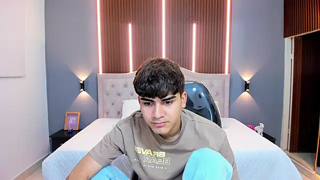 Snapshot of Tommy18__ chatting on 10-17-25, 03:32 Tommy18 online show from 10-17-25, 03:32