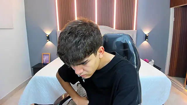 Tommy18   online show from 11-12-25, 03:32