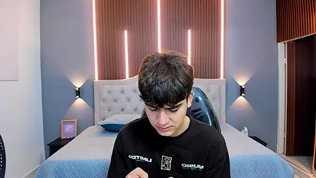Snapshot of Tommy18__ chatting on 09-19-25, 03:32 Tommy18 online show from 09-19-25, 03:32