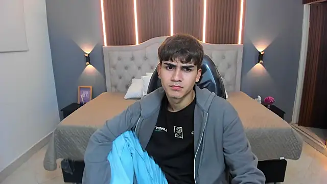 Tommy18   online show from 11-13-25, 03:32