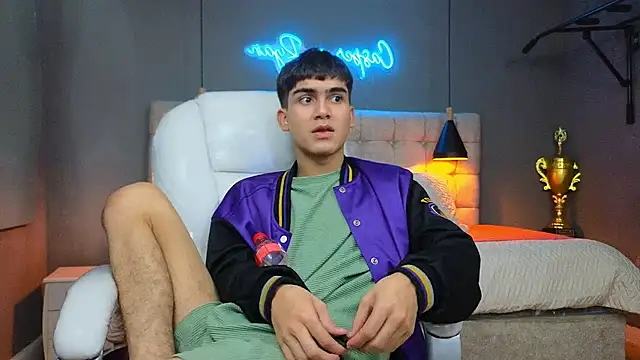 Snapshot of Tommy18__ chatting on 02-19-25, 12:44 Tommy18 online show from 02-19-25, 12:44