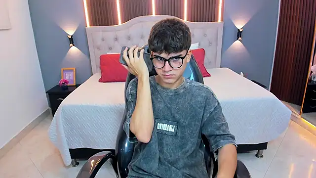 Snapshot of Tommy18__ chatting on 05-05-26, 03:42 Tommy18 online show from 05-05-26, 03:42